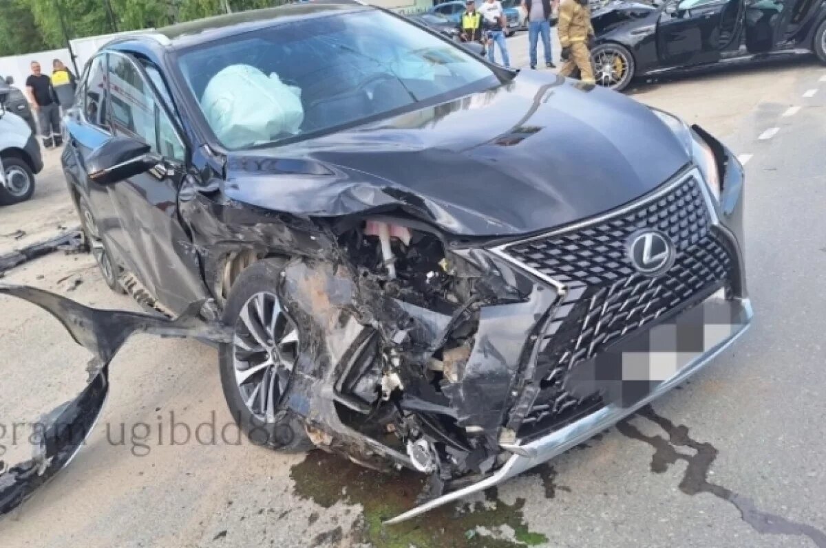    Автомобили сильно повреждены.