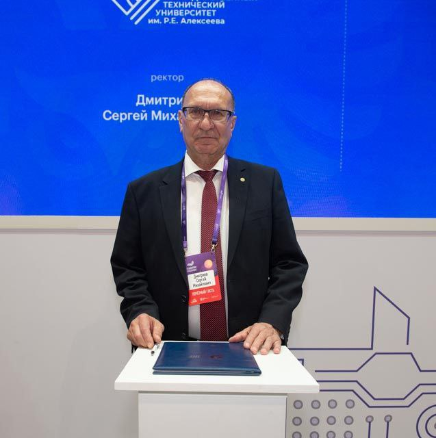  «В рамках федерального проекта Минобрнауки России «Приоритет 2030» вуз активно принимает участие в разработке передовых технологий для индустриальных партнеров. В рамках стратегической программы проекта «Инженерные системы для ядерно-энергетических установок нового поколения», Нижегородский Политех является носителем запирающих технологий в цепочке технических решений атомной отрасли. А в рамках реализации Передовой инженерной школы мы готовим уникальные кадры для предприятий атомного машиностроения с нулевым периодом адаптации. Совместная научная работа с другими вузами поможет объединить усилия, как в науке, так и в образовании, усилив эффект от симбиоза двух масштабных проектов», - отметил ректор НГТУ им. Р.Е. Алексеева Сергей Дмитриев.  