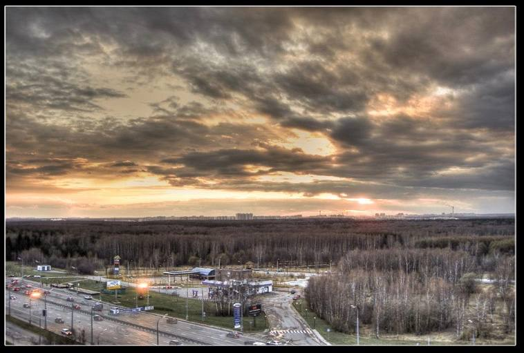 Друзья, всем привет 👋  
Сегодня 👇

🪟 Вид из Окна: Как Он Влияет на Дизайн Интерьера? 🪟

Когда мы говорим о проектировании интерьеров, вид из окна играет важную роль! 🌇🌳 Хороший или не очень вид, его можно превратить в неотъемлемую часть вашего дома. Вот несколько полезных советов, как максимально использовать или скрыть вид из окна:

Станьте Художником своего Окна 🎨
   Если у вас из окна открывается захватывающий вид, он заслуживает внимания! Используйте минимум декора на окнах, чтобы не отвлекать от красоты природы. Прозрачные шторы или легкие занавески дадут возможность максимально впустить природную красоту в ваш интерьер.

Создайте Рамку для Вашего Вида 🖼
   Думайте о своем окне как о картинной рамке: используйте материалы и цвета, которые подчеркивают и усиливают вид за окном. Оформление окон в нейтральных тонах поможет выделить изображение за стеклом.

Свет и Тень ☀️🌑
   Хороший вид нужно освещать правильно. Днем это может быть естественное освещение, а вечером — грамотно расположенные светильники, акцентирующие внимание на окне и видом за ним.

Оформление для Маскировки 🌫
   Если вид из окна оставляет желать лучшего, внимание стоит уделить самому окну. Римские шторы, жалюзи с интересным рисунком или плотные текстурированные занавеси помогут отвлечь от неприятного пейзажа. В вечернее время можно использовать светодиодные подсветки или гирлянды для создания уютной атмосферы.

Зеленые Акценты 🌿
   Используйте живые растения и цветы на подоконнике или возле окна. Они способны не только маскировать неприглядный вид, но и дать вам ощущение близости природы. 

Рассеивающие Материалы 🌈
   Цветные стекла, мозаика или пленки с рисунками могут сделать окно интересным элементом интерьера, отвлекая от нежелательных видов.

Эстетика Занавесок 🚪
   Плотные, тяжелые шторы смогут полностью скрыть неприятный вид в любое время, становясь сами по себе красивым элементом интерьера. Выбирайте драпировки с яркими узорами или насыщенными текстурами.

Интерьер — это не только внутреннее убранство, но и то, каким образом оно взаимодействует с окружающим миром. Превратите ваши окна в произведение искусства, наслаждайтесь каждым видом!

✨ Создайте уют в своем доме с умом и фантазией! ✨

Если вам нравится информация, которой я с вами делюсь, поддержите ❤️👍

И до скорых встреч 😊

#СоветыПоДизайну #Интерьер #ДизайнИнтерьера #ЕленаДиль_Интерьеры  #дизайн #домашнийуют #интерьер #УютныйДом #ВдохновениедляДома #ДизайнерскиеРешения #окна #ВидИзОкон