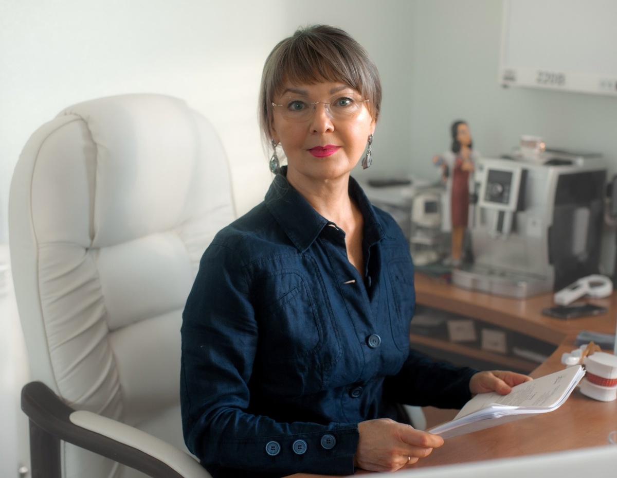 Очеретина Ирина Геннадьевна - травматолог-ортопед, миотерапевт, кандидат медицинских наук со стажем работы в здравоохранении более 35 лет. Автор метода лечения позвоночника без операций