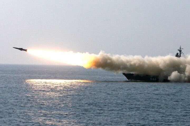 Пуск крылатой ракеты с корабля ВМФ России. Источник: molva33.ru.
