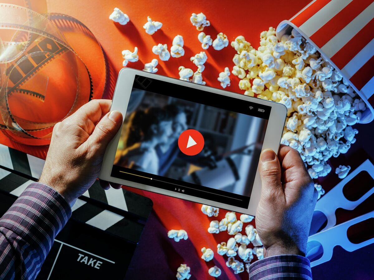    Мужчина смотрит видео на планшете© Depositphotos.com / stockasso