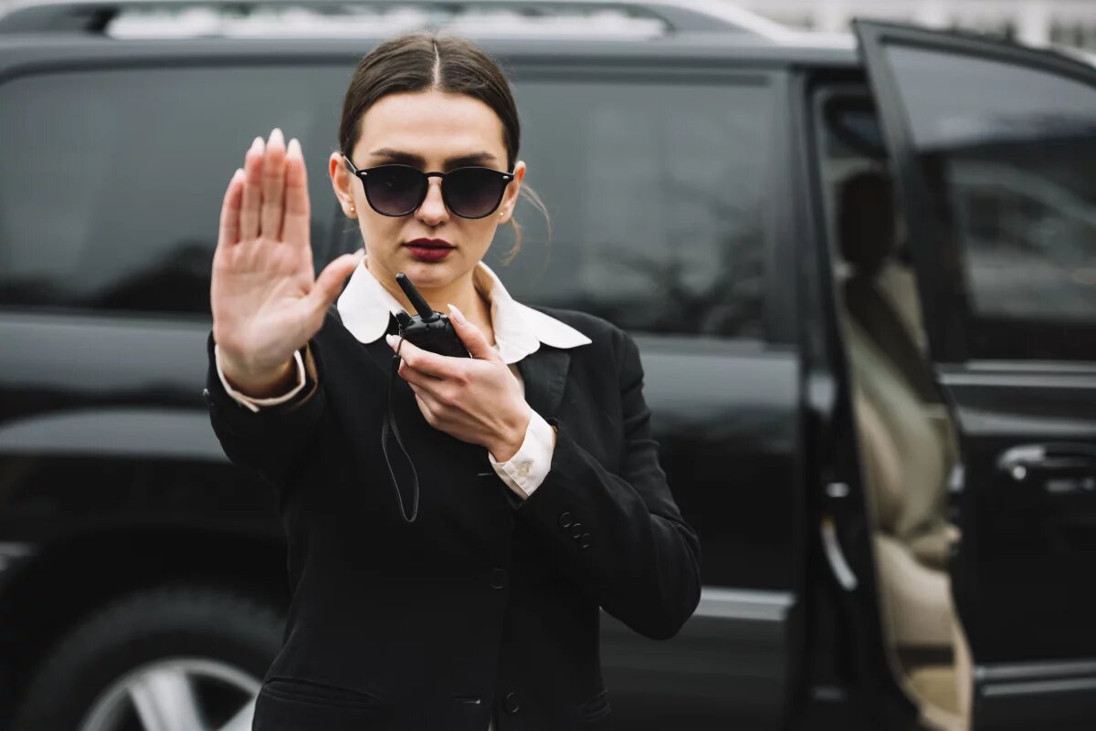    Жителей области просят сразу сообщать в полицию о подозрительных людях, в том числе собирающих информацию, которая может угрожать безопасности.