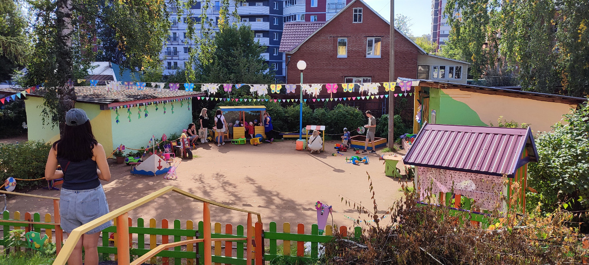 Вид на наш участок для прогулок 