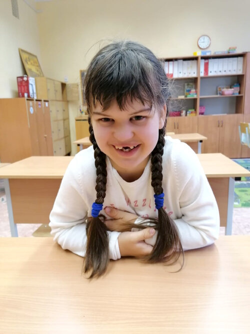 Шесть или семь основных зубов Маргариты «спят» внутри челюсти и не могут вырасти. Изменить ситуацию может только операция. 