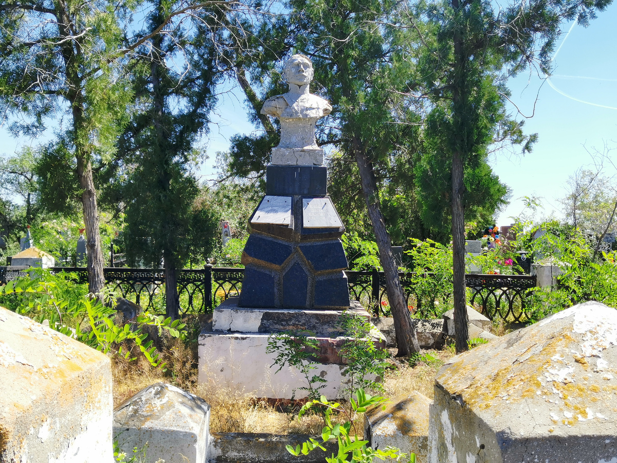 Памятник-бюст С.П. Бурова. Астраханское городское кладбище 1. - 2024 г.