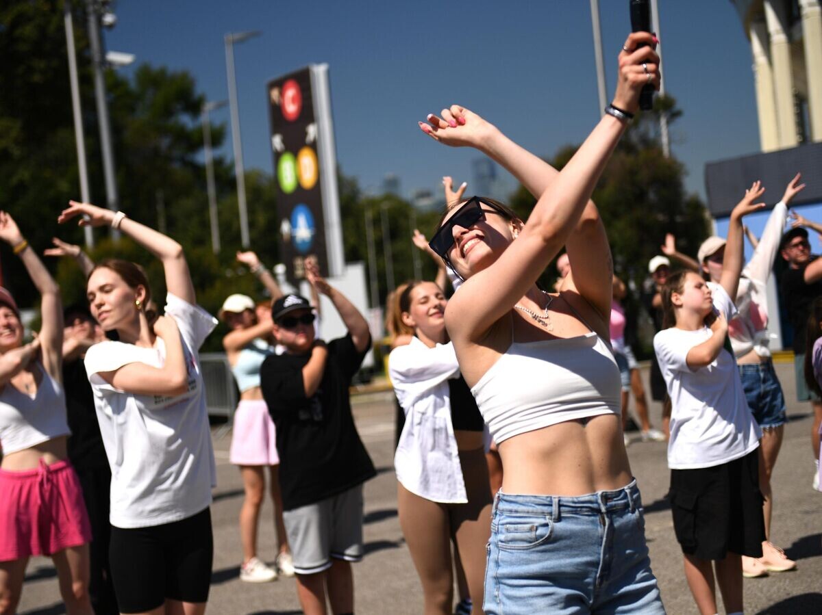   Установление рекорда самого массового современного танца под открытым небом в России на открытой видовой площадке МТС Live Лето в Лужниках в Москве© РИА Новости / Владимир Вяткин
