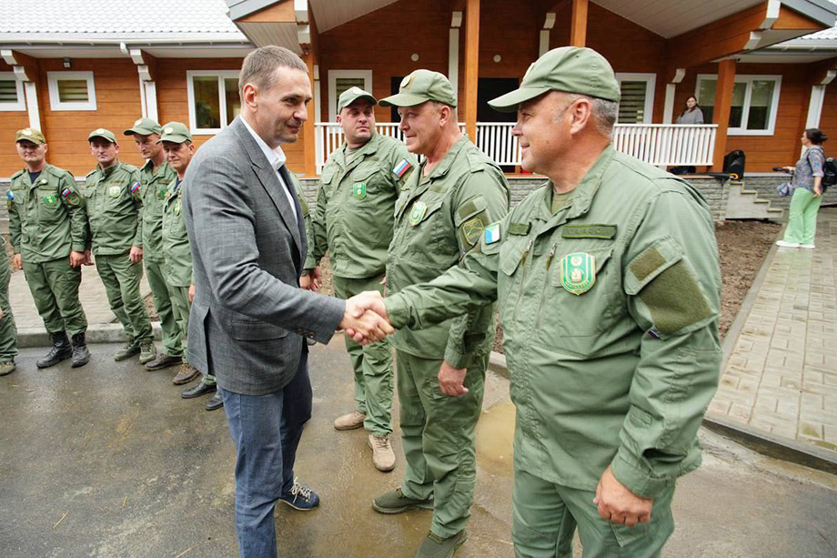 Дмитрий Демешин много ездит по региону и выстраивает контакт с людьми. | Фото: телеграм-канал «Демешин»