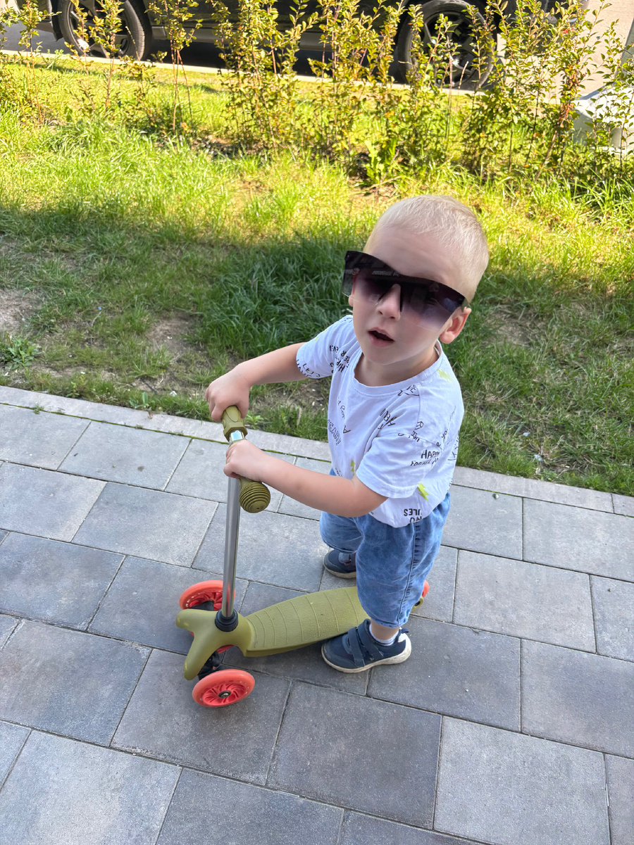 Саня в шоке и в моих очках) 