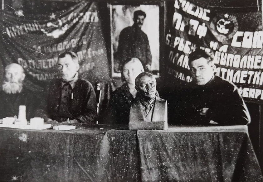 Президиум II съезд Советов Тегульдетского района.1936 г. 1....2.Момотов Петр Зосимович, Заозерова Александра Васильевна 4.Сальницкий К.А.