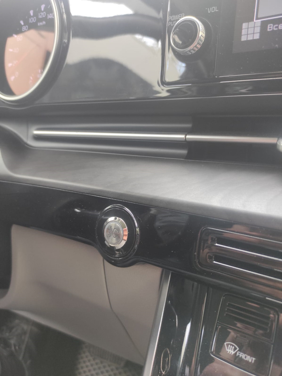 Врезка кнопки в заглушку кнопки старт/стоп (крупным планом)