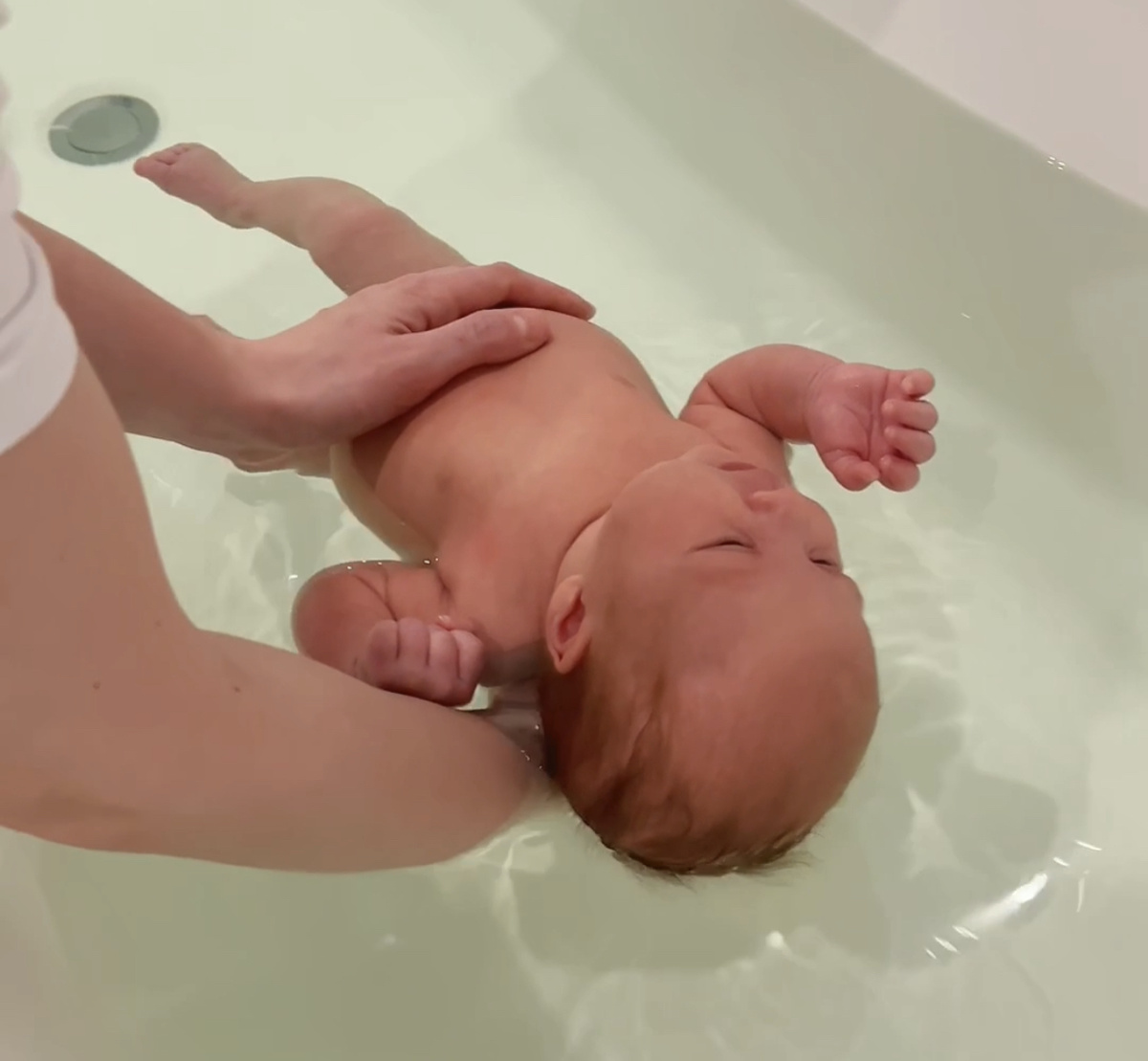 Проводить занятия грудничковым плаванием можно после того, как заживет пупочная ранка – это примерно в три недели