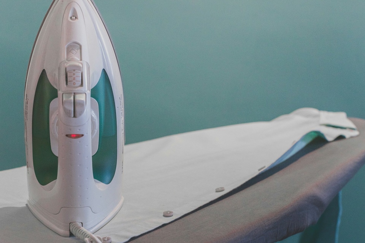     Быстро и без печальных последствий: как погладить рубашку, чтобы выглядеть как с иголочки