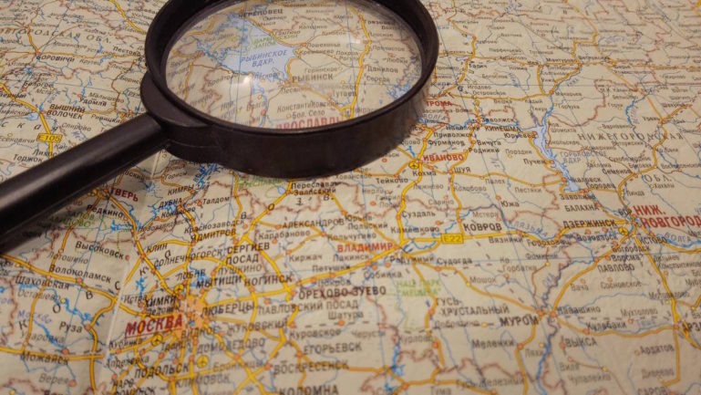 Кадастровая стоимость — это официальная денежная оценка объекта недвижимости, которая устанавливается государством и используется для начисления налогов. Она отражает рыночную стоимость объекта на определенную дату и учитывает множество факторов. Ее устанавливают государственные учреждения, и она является обязательной для всех собственников. После окончания финансового года Федеральная налоговая служба рассчитывает сумму налога на имущество, исходя из кадастровой стоимости. Эта стоимость также влияет на размер арендной платы и другие платежи, связанные с вашей недвижимостью.