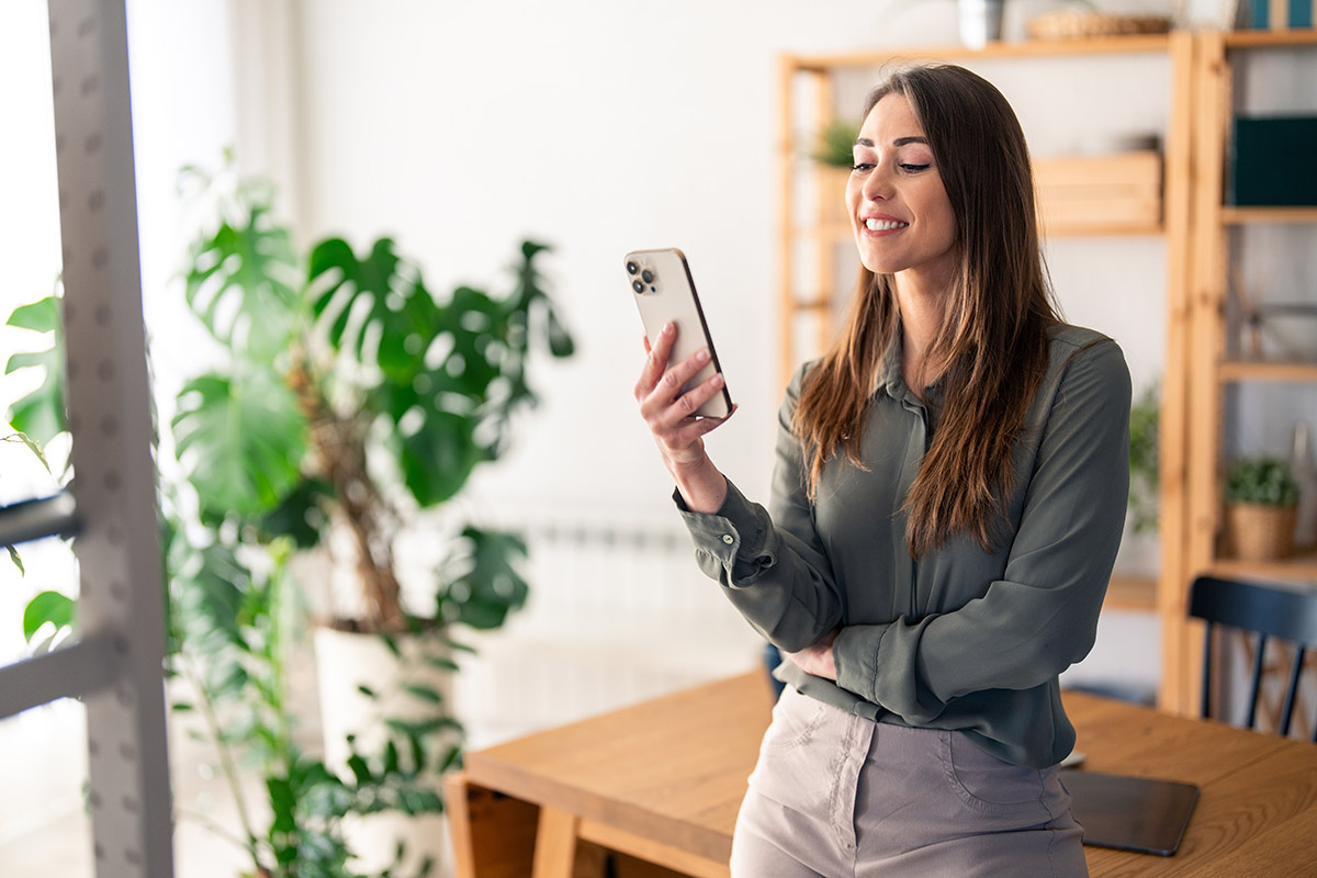    Опрос в Telegram-канале можно создать и разместить за несколько минут прямо со смартфона. Источник: Shutterstock