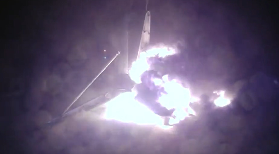 Неудачная посадка, кадр с трансляции. Credit: SpaceX. 