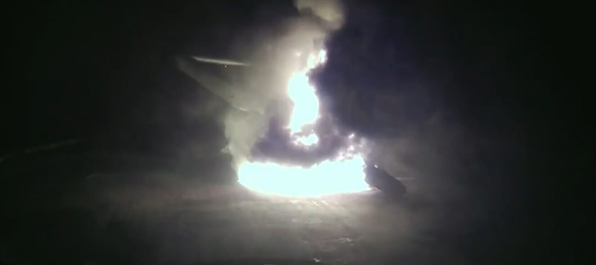 Горящая ступень, кадр с трансляции. Credit: SpaceX. 