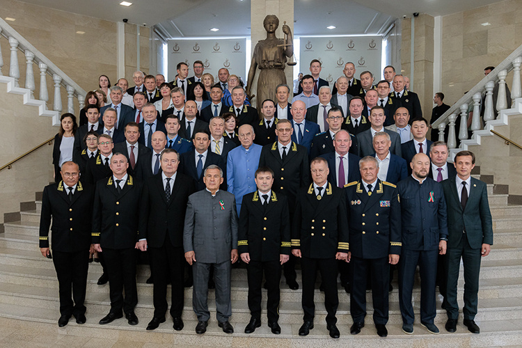    На представление нового председателя сегодня собрался абсолютно весь юридический и силовой бомонд республики