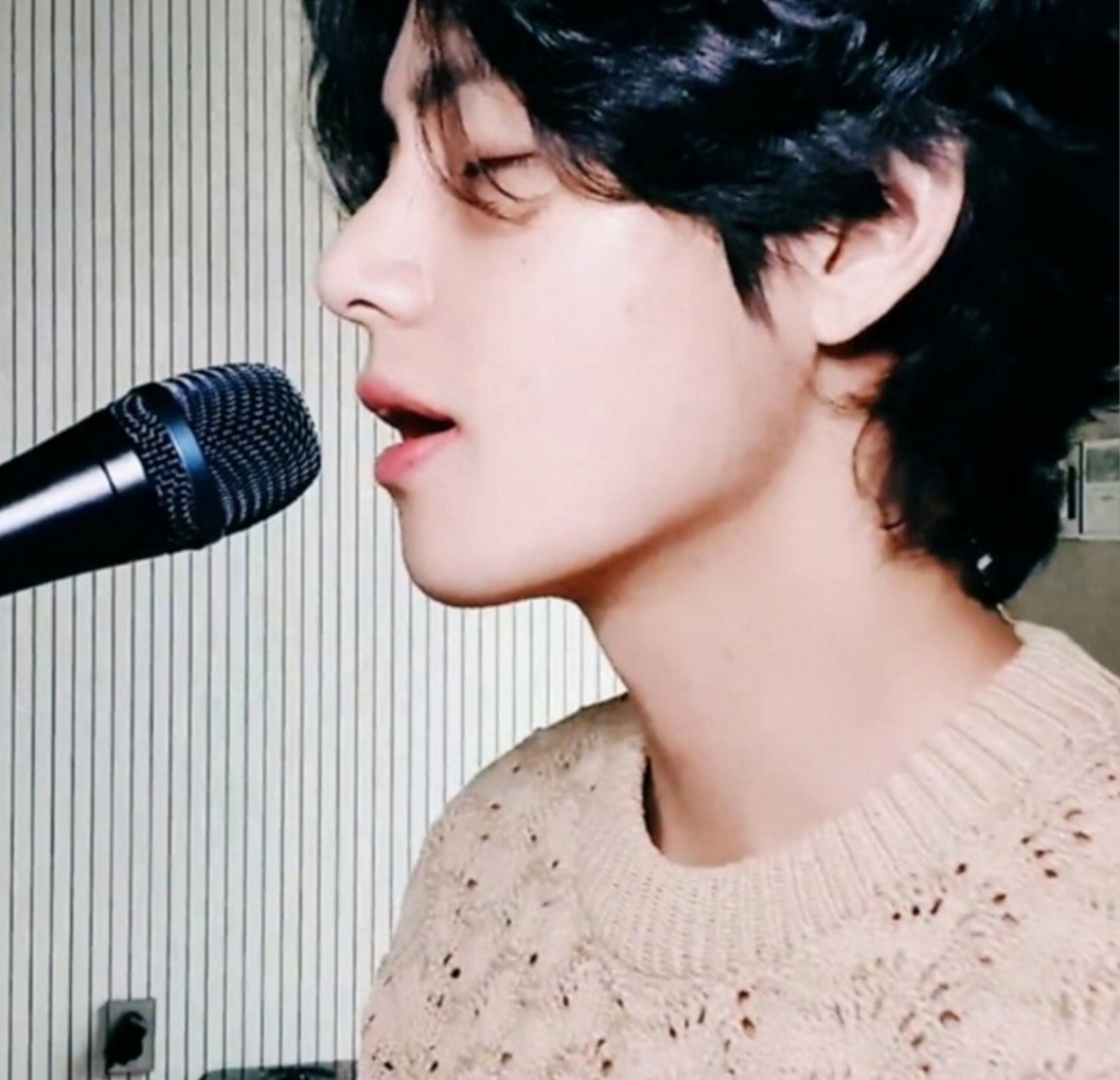 Тэхён в студии. Он поет и мне хочется! 