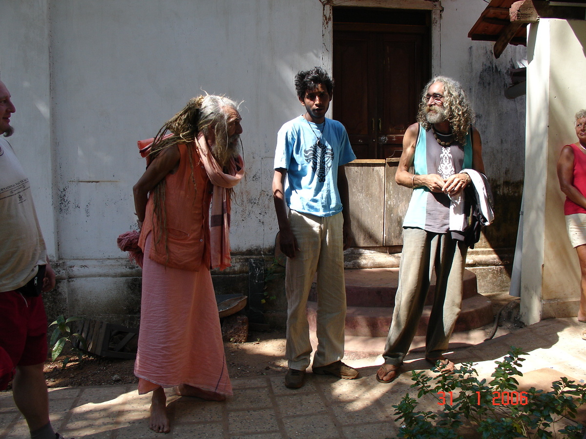 Эти два почтенного возраста иностранцы и есть одни из первых хиппи Гоа. Они братья из Швейцарии. На момент съёмок тому, что в розово-рыжей одежде было почти 90 лет. Он уже не рисковал садиться за руль байка. Младшему более 80. Он возил брата на мотоцикле "Энфильд" выпуска 1964 года