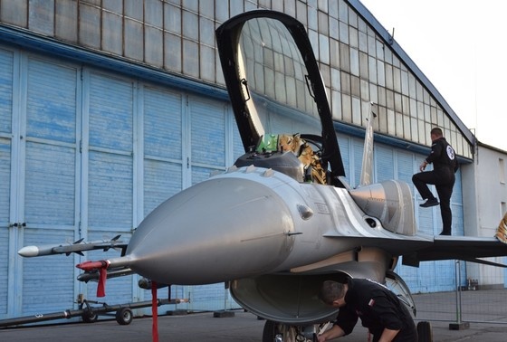    F-16