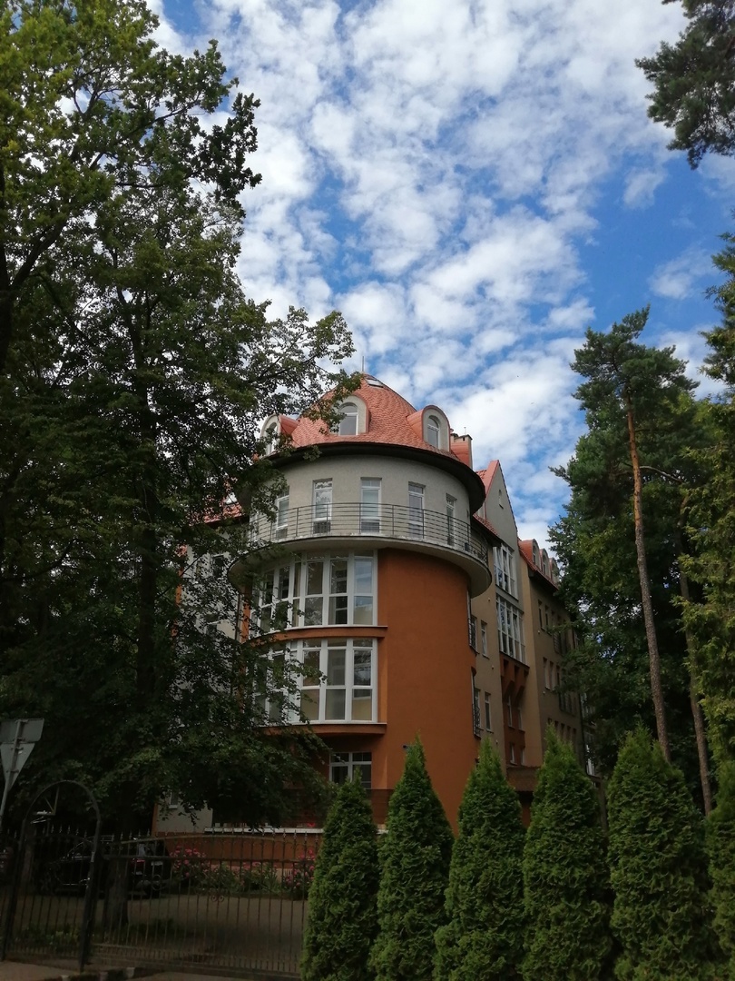 Современное здание в Светлогорске похоже на старинную башню-грязелечебницу