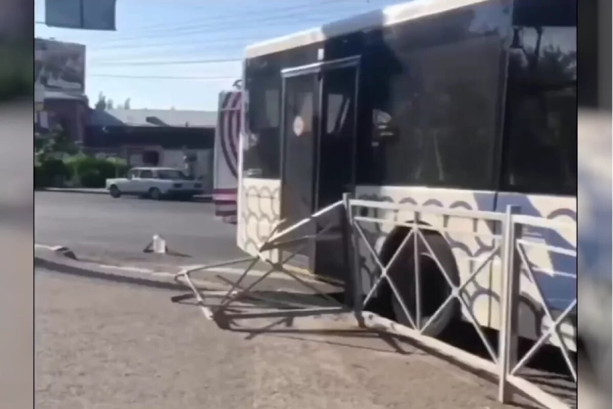    Волгоградцы засняли автобус, влетевший в забор у третьей школы