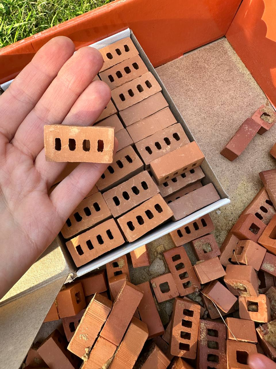 Часть кирпичей у нас в засохшем цементе)
