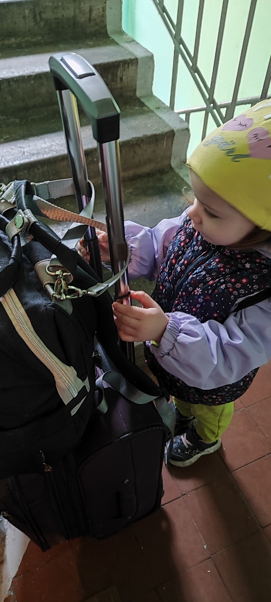 Чтобы было легче, на чемодан поставила рюкзак с едой и мелочами для поезда. На спине мешок для сменки с едой.