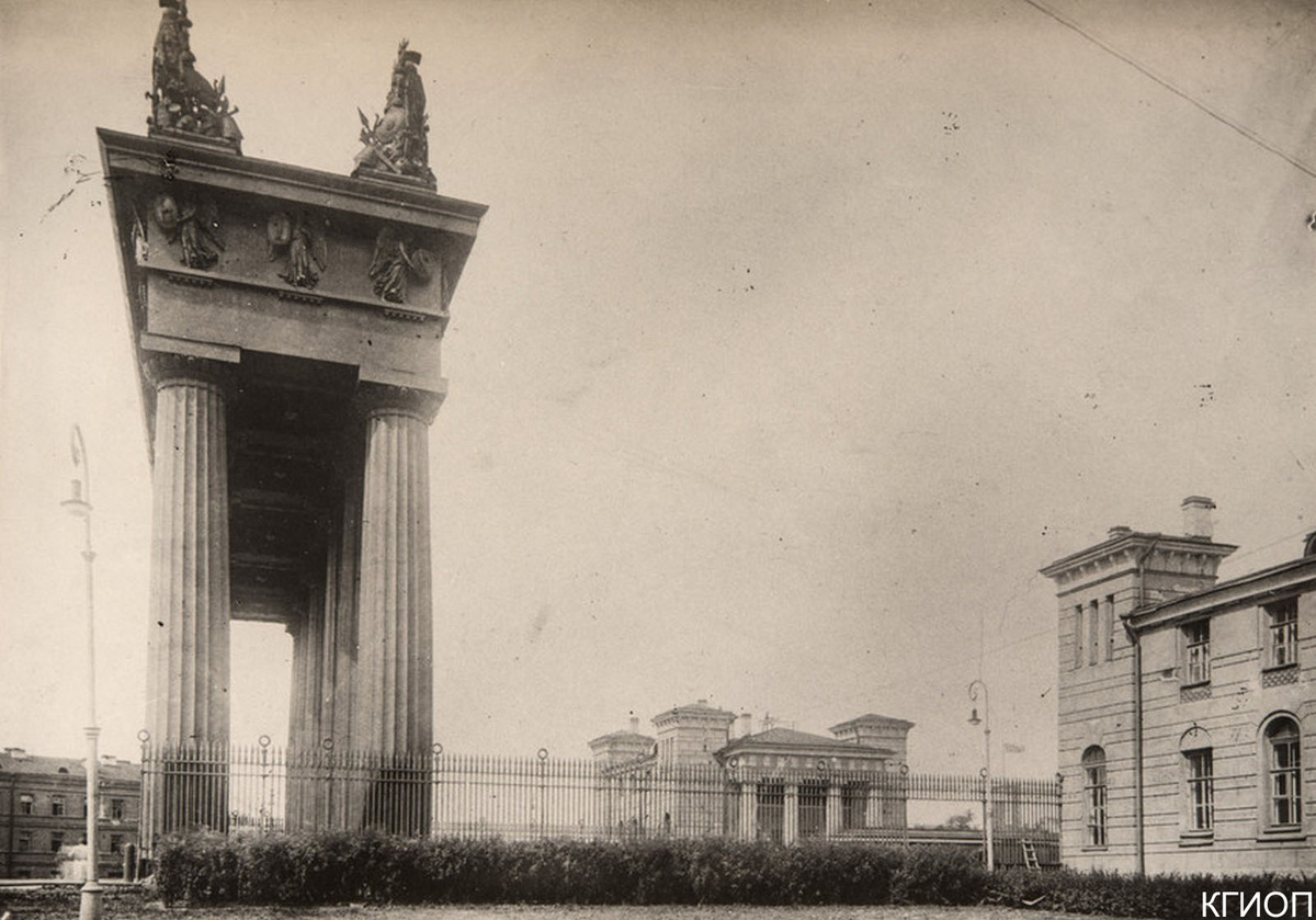 Вид Московской заставы с востока (ворота, ограда и кордегардии).