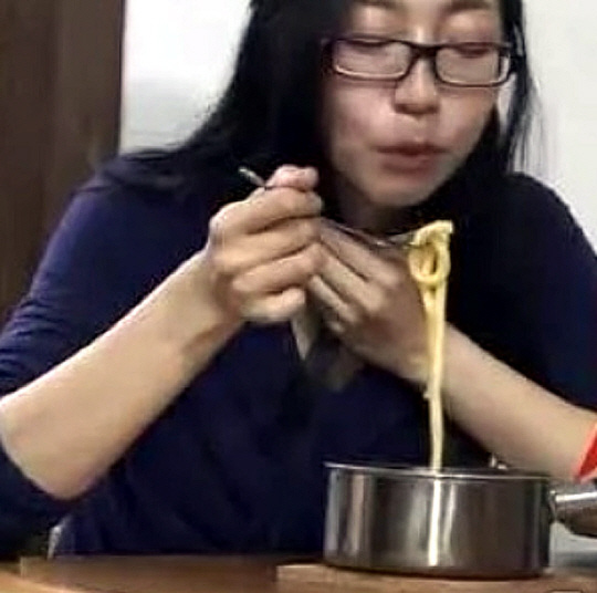 Во время эфира Саки демонстрирует свою привычную трапезу (скрин с YouTube)