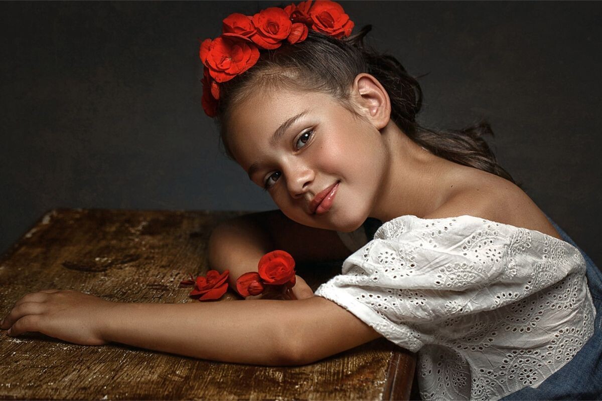 В этой съемке я повторила цветовую гамму и сюжет картины «Девочка с маками» Ореста Кипренского. Источник: личный архив Элины Кравец📷
