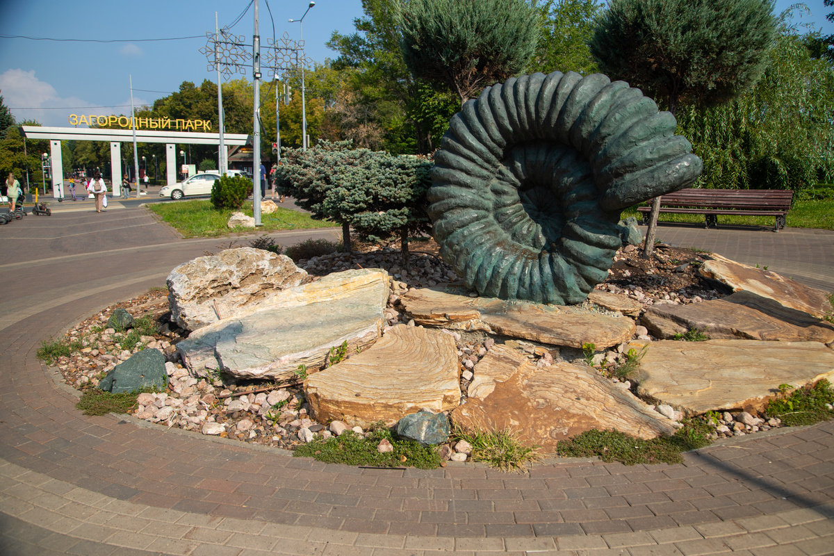 Аммонит (не настоящий) недалеко от входа в парк