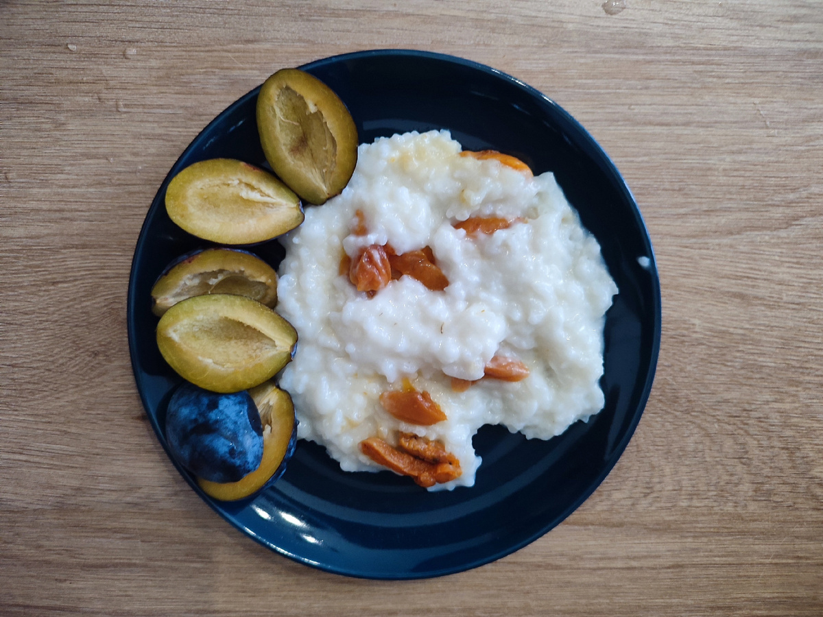Рисовая каша и сливы от шефа