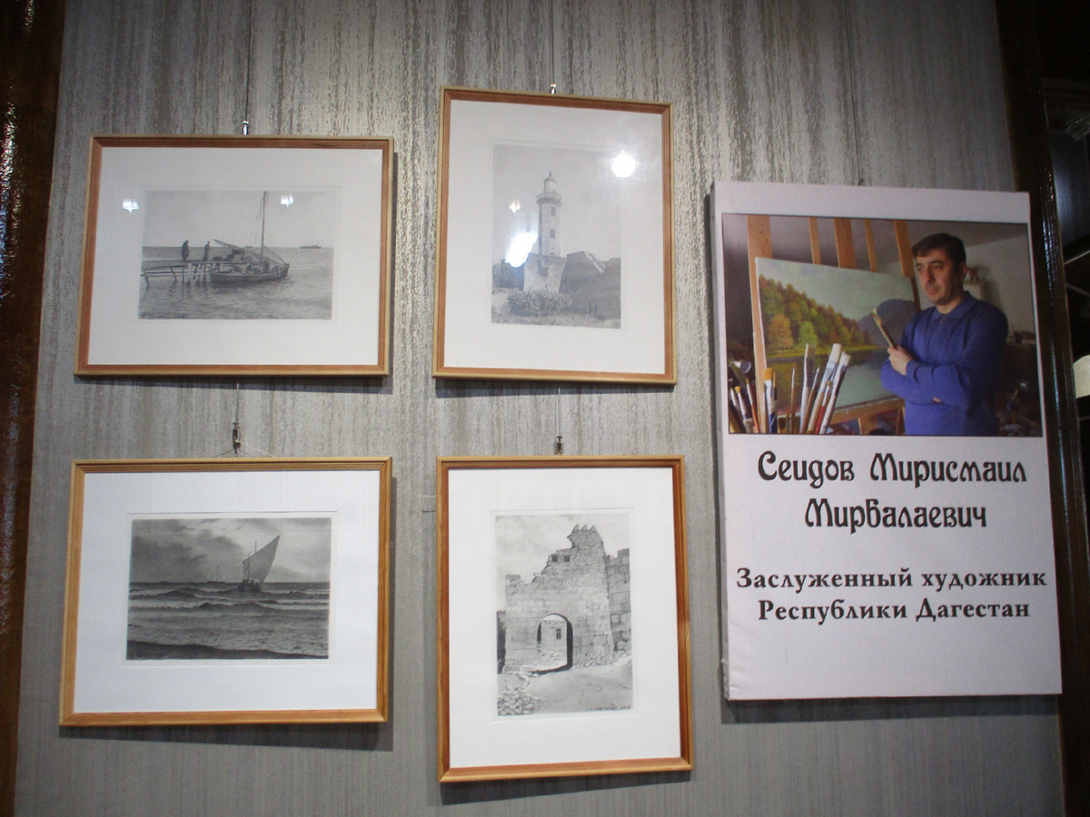 Дербент. На выставке  картин