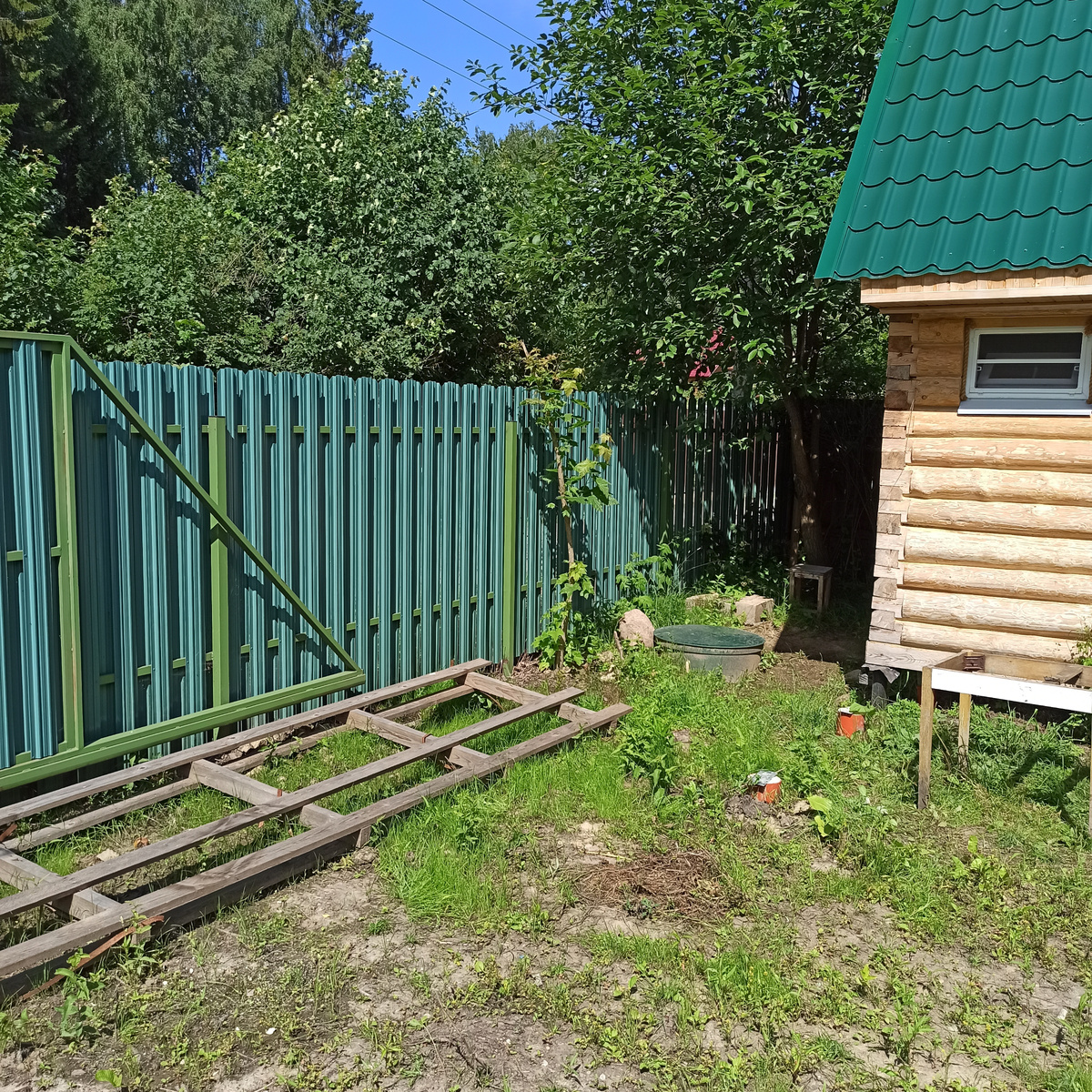 Паллета, оставшаяся после доставки металлочерепицы 