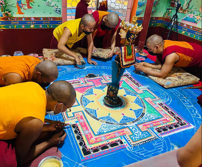 Построение мандалы из песка. Фото: Klook
