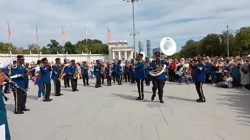 https://dzen.ru/media/id/61e480c27926fe3b376362b3/po-glavnoi-ulice-s-orkestromspasskaia-bashnia-na-vdnh-ne-reklama-66d03995bc49be7b75fff6b6