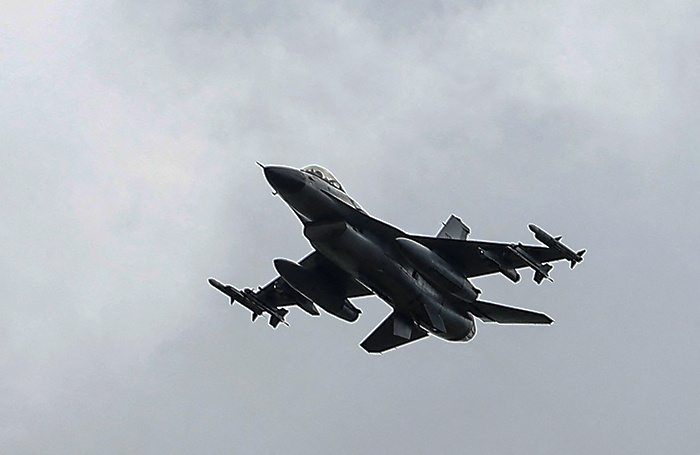   Украинский истребитель F-16.Valentyn Ogirenko/Reuters