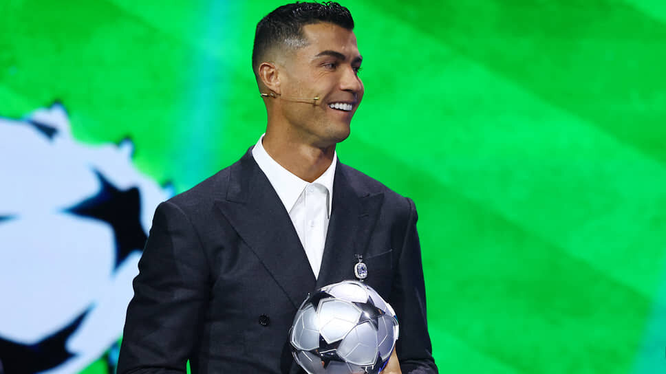 Фото: Manon Cruz / Reuters📷Криштиану Роналду с полученной наградой