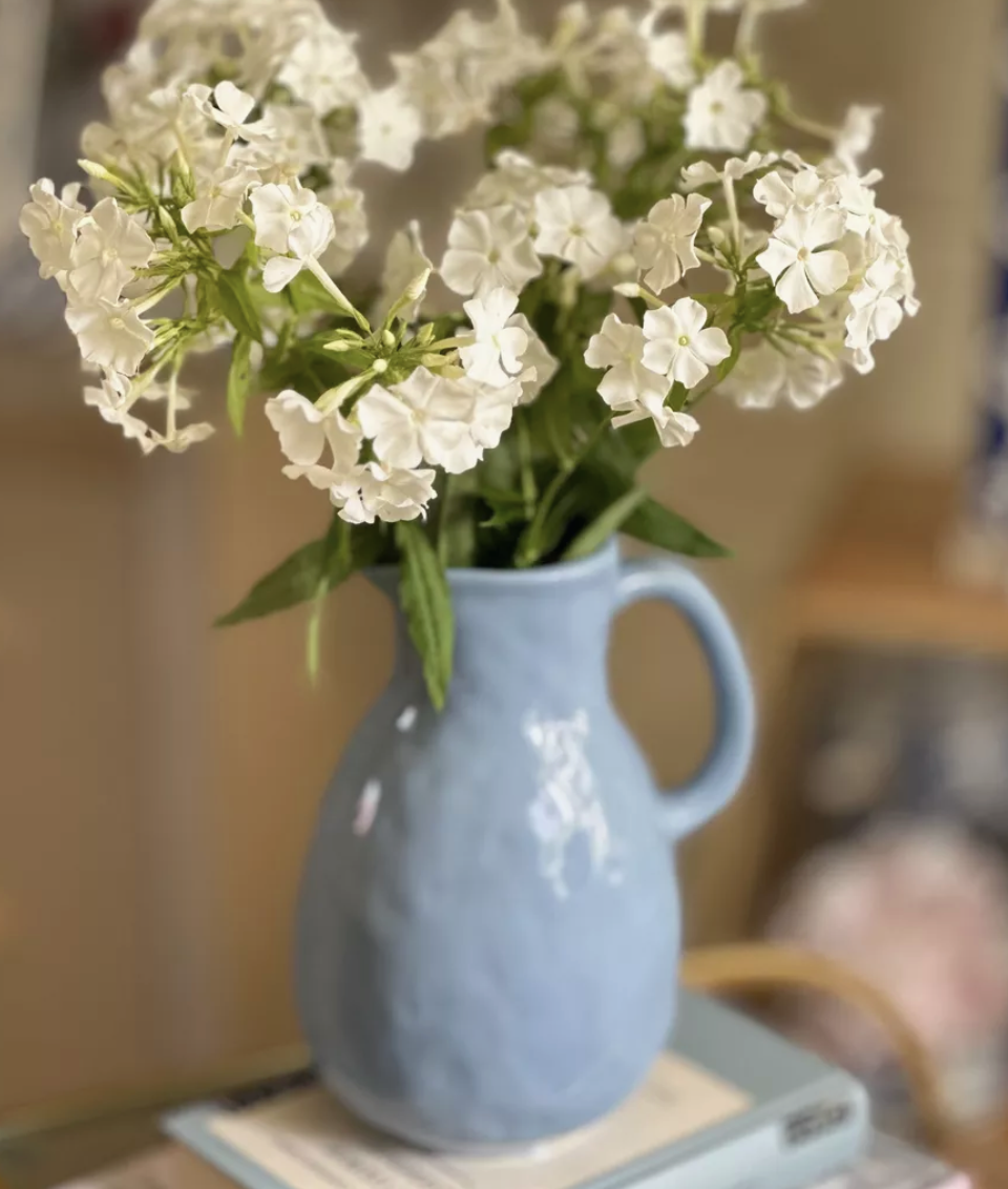 Доступна в трех расцветках