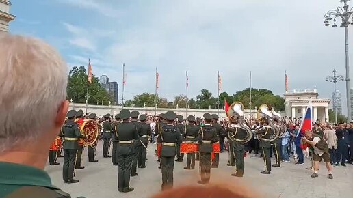 Военный оркестр Китая исполняет нашу 