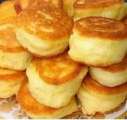 ✅ Ингредиенты:
Яйца куриные – 2 штуки
Сахарный песок – 2 столовые ложки
Соль – щепотка
Кефир – 250 миллилитров
Манная крупа – 250 грамм
Сода – 1 чайная ложка
Растительное масло – для жарки

✅ Приготовление:
В миску разбиваем яйца, всыпаем сахарный песок и смешиваем венчиком до однородной консистенции.

Добавляем соль, наливаем кефир и размешиваем.

Всыпаем манную крупу и тщательно перемешиваем.

Покрываем пищевой плёнкой и даём постоять 30 минут.
Всыпаем соду и размешиваем.

Выкладываем в кондитерский мешок и выдавливаем получившуюся массу на сковородку с разогретым растительным маслом.

Обжариваем на среднем огне с обеих сторон до золотистости.