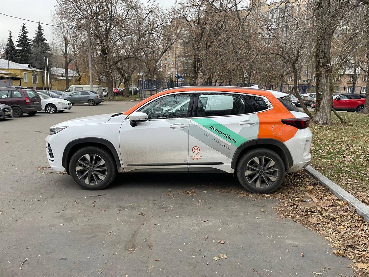 Задние фонари так старательно косят под Porsche Macan, что даже делимобильная пленка не скрывает их премиальных амбиций