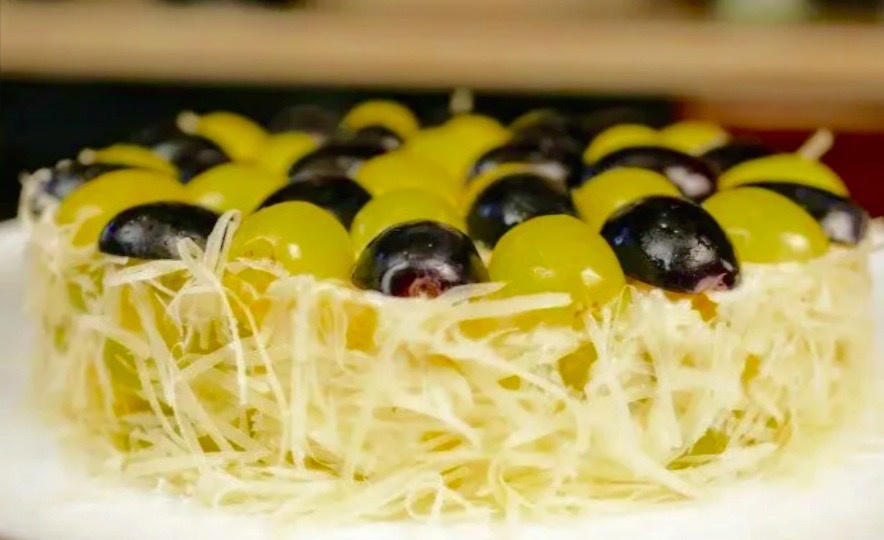 Три французских салата с виноградом. Высокая кухня с ярким сезонным фруктом.