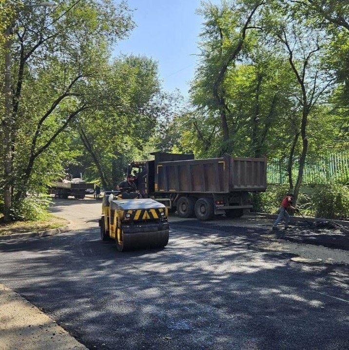 В Иркутске прошло выездное совещание, посвященное ремонту улицы 2-й Железнодорожной. В мероприятии приняли участие вице-мэр Андрей Южаков и председатель комитета городского обустройства Сергей Чертков. Основной темой обсуждения стало ухудшение состояния дорожного полотна после сильных ливней в конце июля и августе.