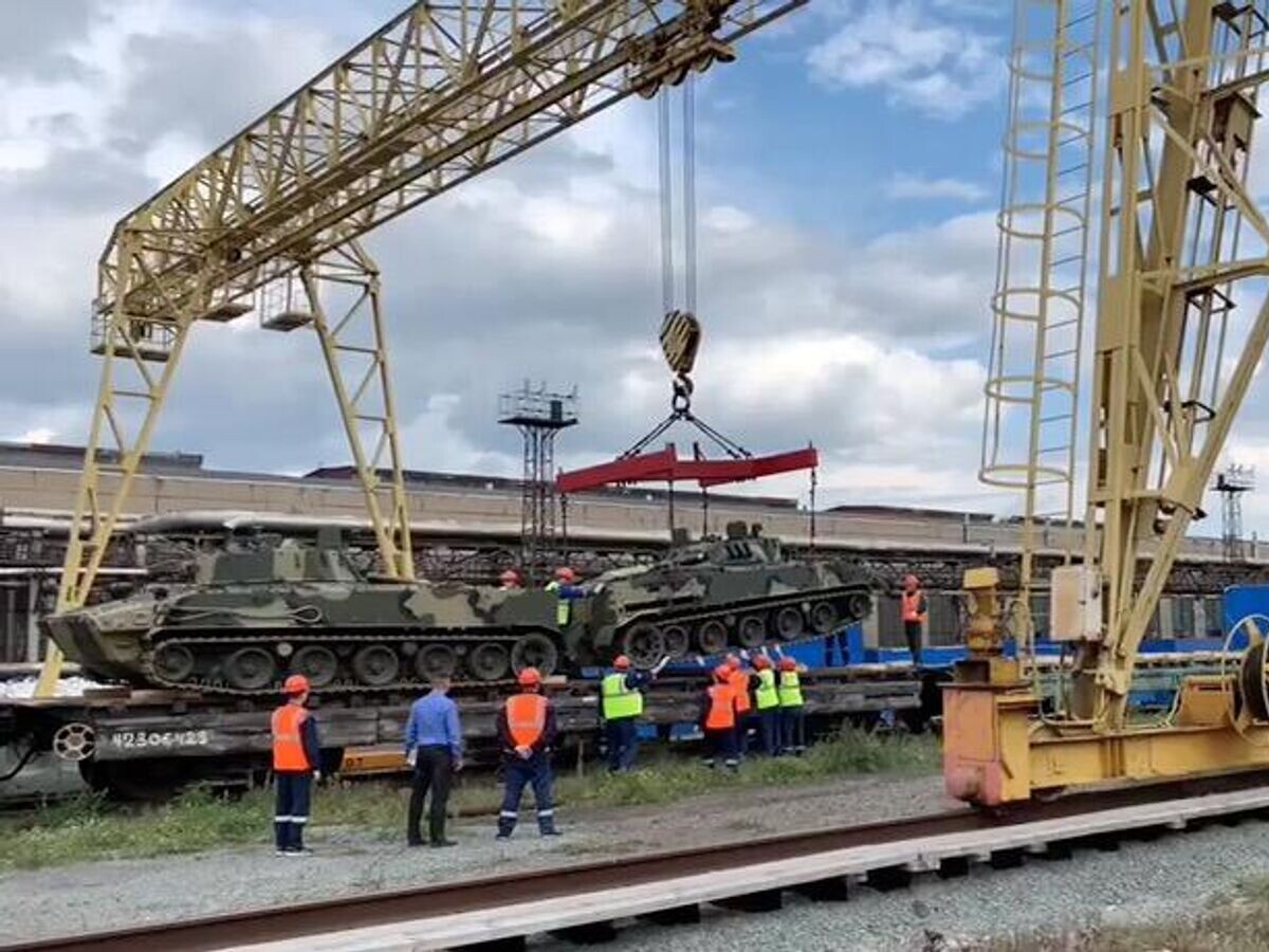    "Курганмашзавод" отправил в российские войска боевые машины БМП-3 и БМД-4М, оснащенные дополнительной защитой от дронов© Высокоточка/Telegram