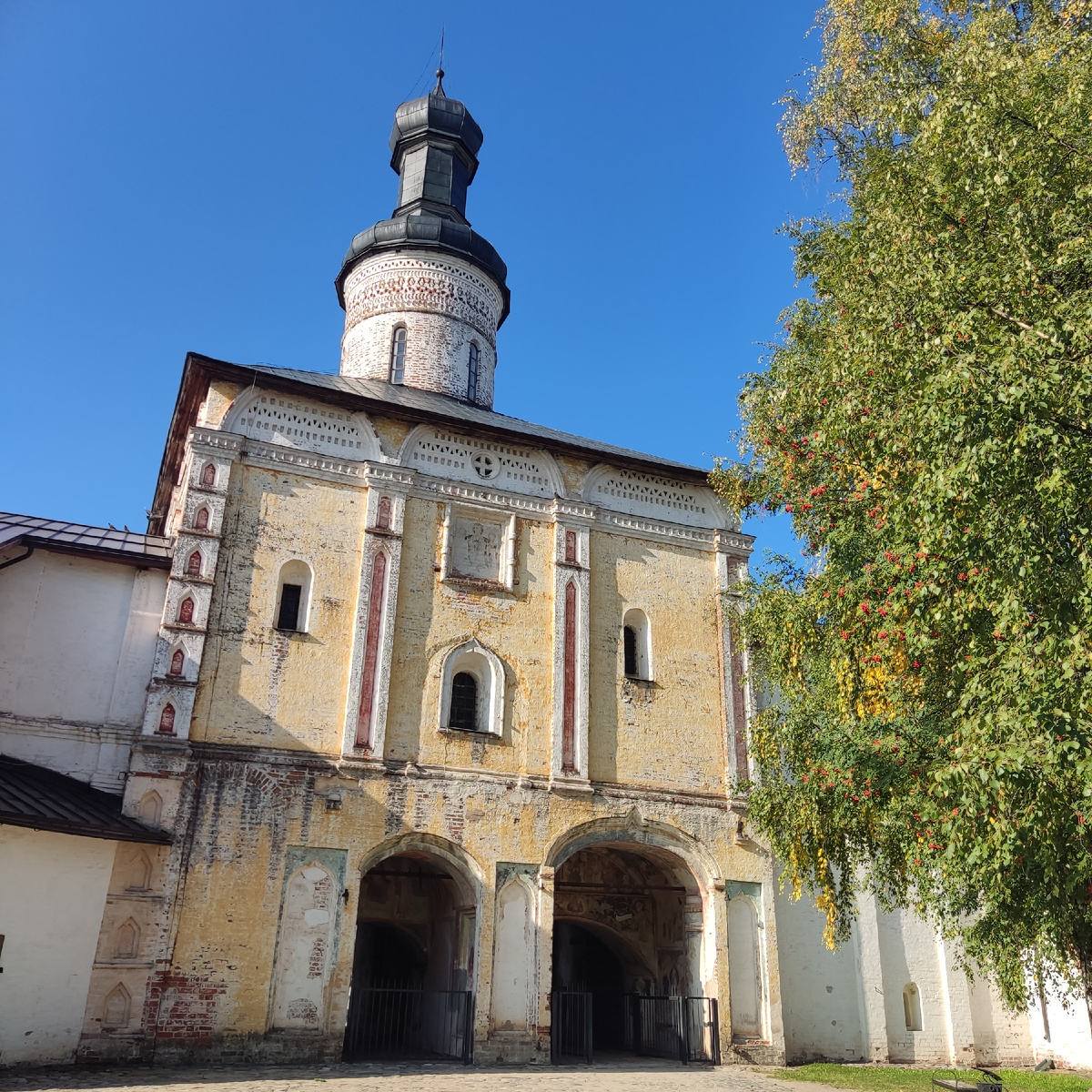 Церковь Иоанна Лествичника над Святыми вратами и росписи 18 века ( листайте галерею)