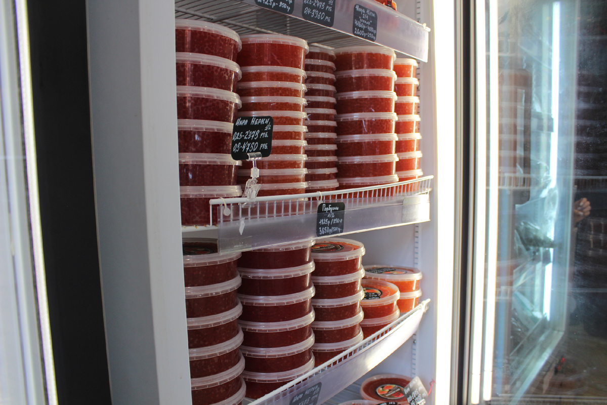 Витрина с Красной икрой в магазине морепродуктов Fishstore 