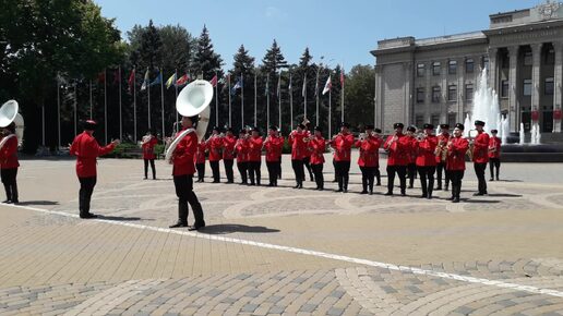 Краснодар. Зрители в восторге. Проход Духового оркестра на Церемониале Казачьего войска. По воскресеньям возле памятника Екатерины в 12.